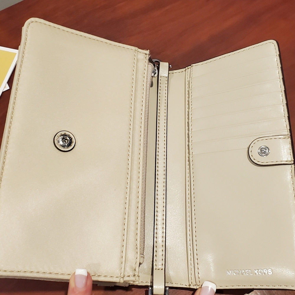 MICHAEL Michael Kors Cream Crossbody Bag - Picture 4 of 9